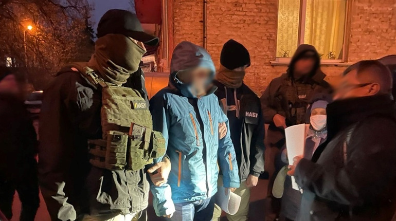 Судді, що взяв 20 тисяч доларів за вирішення адмінсправи, загрожує провести до 10 років за ґратами
