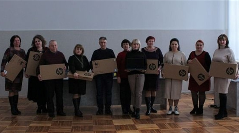 Овітяни Менської громади отримали 68 ноутбуків