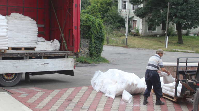 21 тонна борошна. У Городок надійшла чергова партія допомоги для переселенців