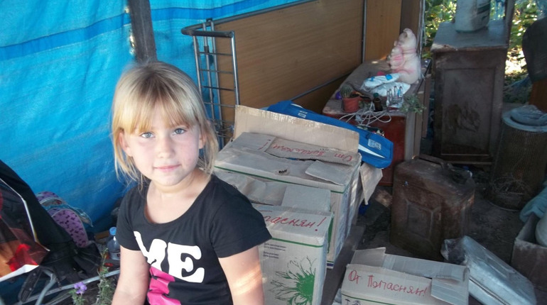 Попаснянки оказали помощь семье, пострадавшей от обстрела во Врубовке 