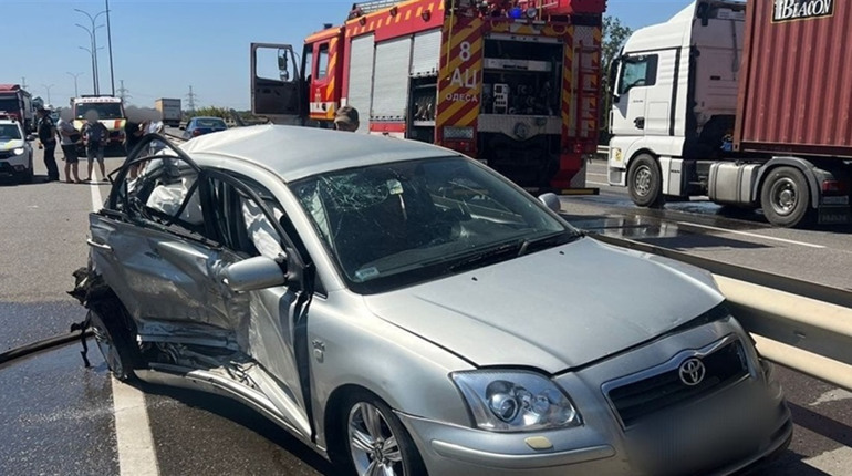 ДТП за участю чотирьох авто на клеверному мосту біля Одеси: рух ускладнений, травмувалась дитина
