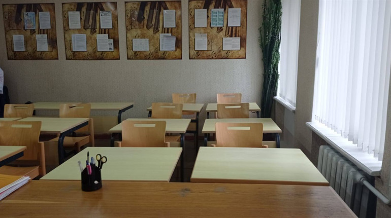 У Глухівській школі мистецтв уперше за 30 років оновили парти в кількох класах завдяки волонтерам