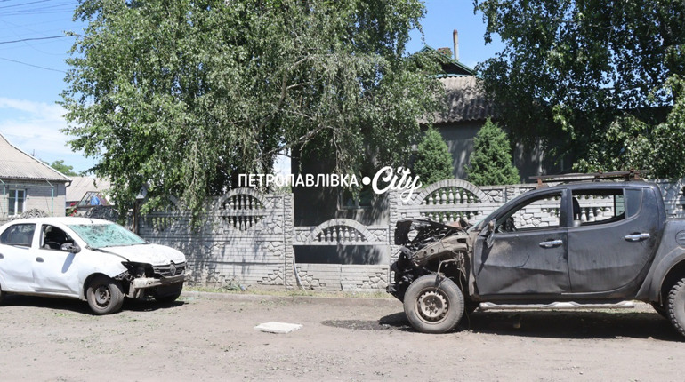У Петропавлівці вночі ворожий безпілотник розбив дві автівки та пошкодив будинки