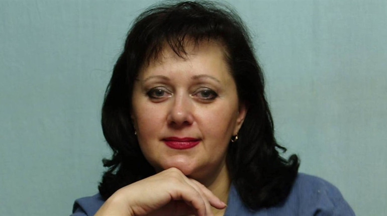 Фарбами та пензлями вимальовує стан душі: Олена Смілянська розповіла про своє мистецьке захоплення