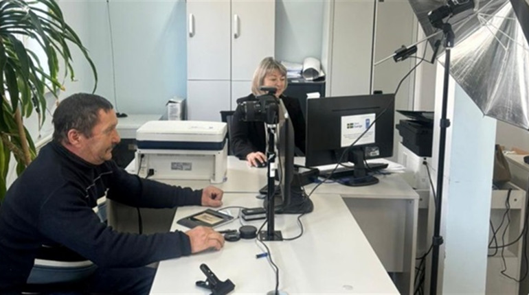 ID-картки та біометричні паспорти без виїзду з громади: ЦНАП Сатанова розширив послуги