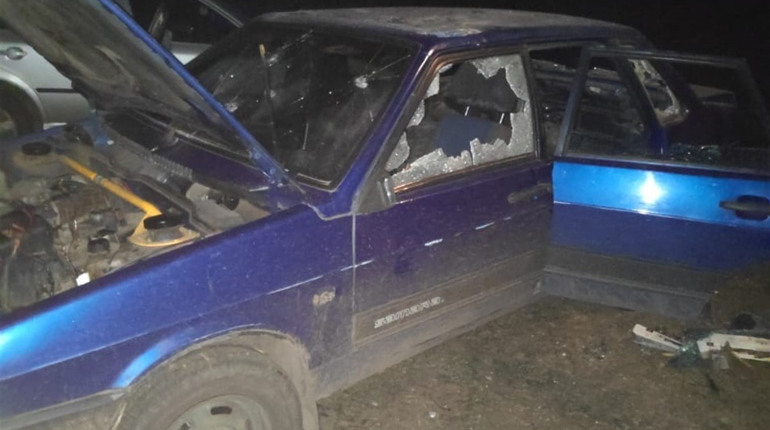 У Марківці чоловік вкрав та знівечив машину свого сусіда. Поліція затримала порушника закону
