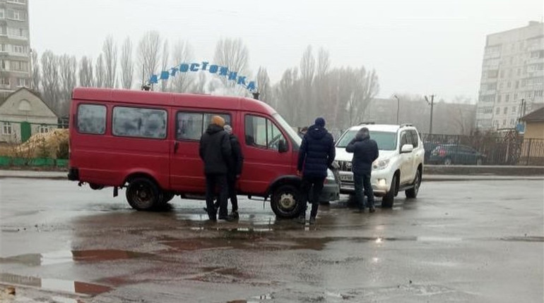 Не пропустила ГАЗ: у Лозовій не розминулися позашляховик та мікроавтобус