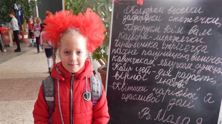 У Біляївській першій школі учням дозволили приходити у різнокольоровому одязі: як довго це триватиме