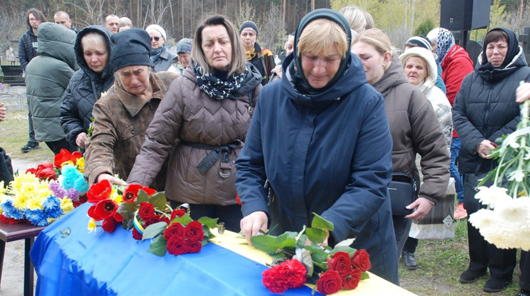Після двох років невідомості: Шостка попрощалася з добровольцем з позивним "Дим"