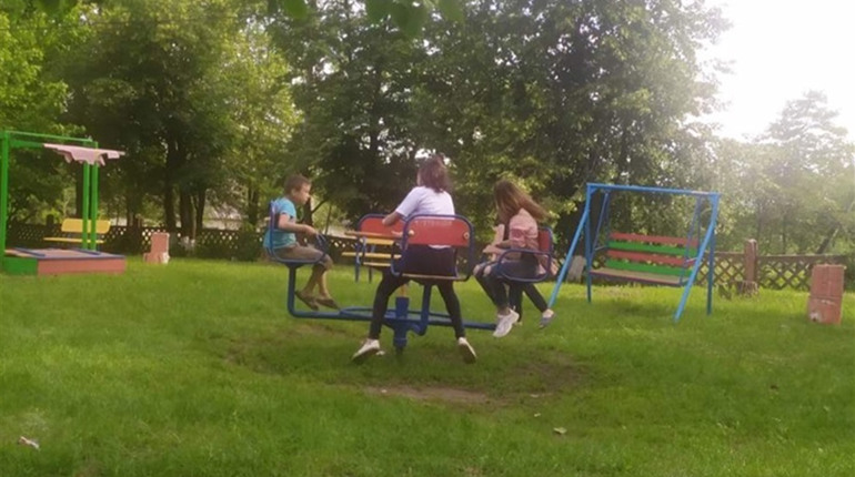 У Багачанському старостинському окрузі оновлюють дитячі майданчики