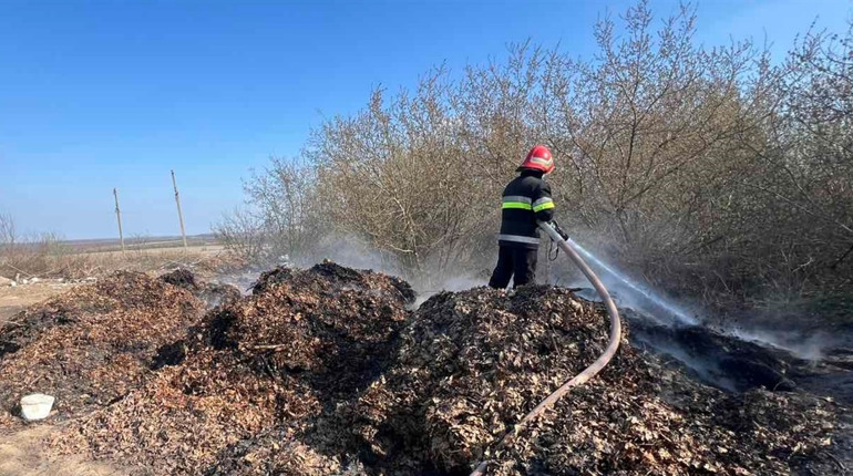 Через необережність із вогнем у Сатанові спалахнуло сміттєзвалище