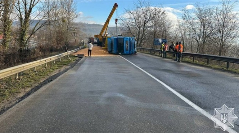 ДТП у Городку: вантажівка заблокувала дорогу, але водій не постраждав