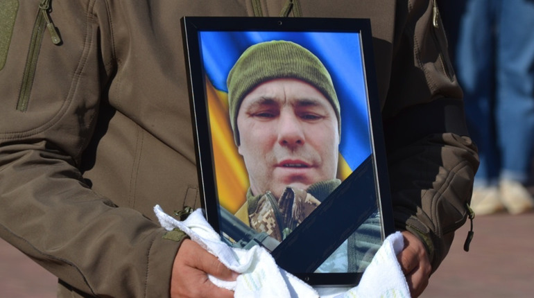 Героїчно загинув на Донеччині: Южноукраїнська громада провела в останню путь Василя Коклєва