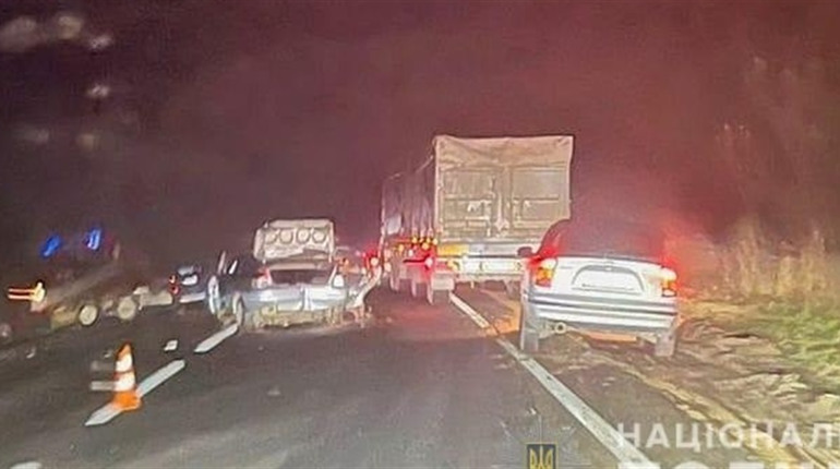 Аварія біля села Маяки: одну з постраждалих рятувальники звільняли з машини гідроінструментом