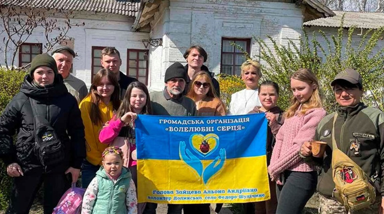 Творче об'єднання “Креатив” передали кошти для волонтерів ГО “Волелюбні Серця”