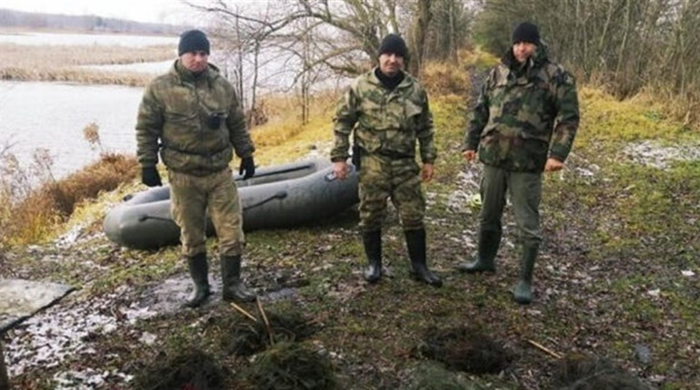 Пів кілометра браконьєрських сіток поліцейські вилучили з Нетішинського водосховища