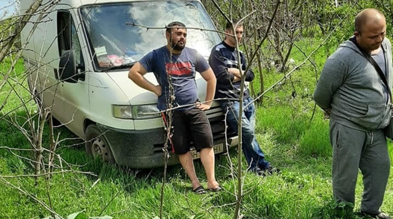 В Дальнику місцеві жителі спіймали на гарячому групу чоловіків, які вивозили сміття в посадку