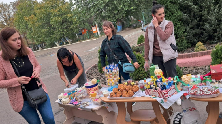 П’ять тисяч на антидронові пончо зібрав колектив дитячого садочка із Первомайська
