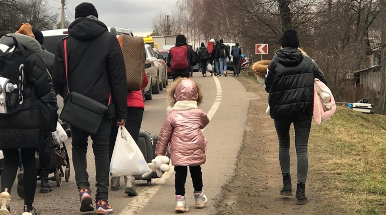 Безхатьки: на Луганщині окупанти виганяють жителів зі своїх осель та женуть їх углиб області