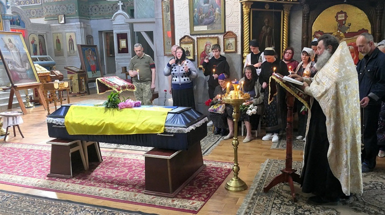 «Прийшов у військкомат у перший день вторгнення». Як Глухів прощався з Олександром Рознятовським