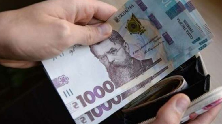 Кабмін розширює програму додаткових щомісячних виплат для українців. Хто отримає кошти?
