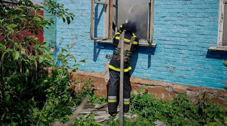 За добу російські військові пошкодили вісім житлових будинків на Глухівщині