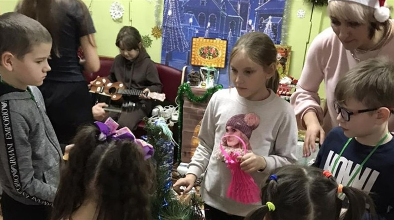 В Южноукраїнську діти переселенців отримали «Намисто з різдвяних мрій»