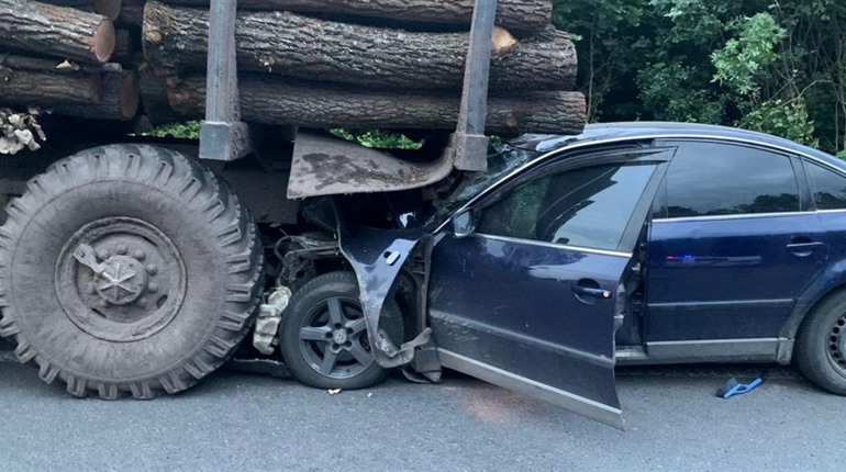 Біля села Туринка легковий автомобіль «наздогнав» лісовоз. Четверо чоловіків отримали травми