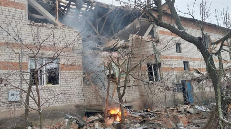 У перший день Нового року росіяни влучили в будинок на Глухівщині. Люди опинилися під завалами