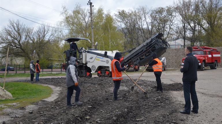 У Сватовому почали ремонтувати дорогу від психлікарні до мосту через річку Красну: подробиці