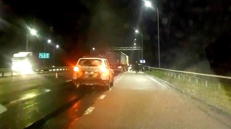 На трасі Київ-Харків біля повороту на Студеники зіткнулися два легковики: хроніка поліції