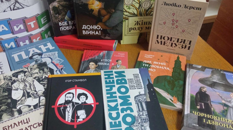 Глухівська бібліотека отримала понад 90 україномовних книжок для дорослих і дітей: що цікавого