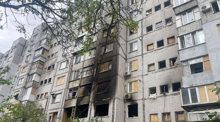 На Херсонщині через ворожі обстріли пошкоджені будинки та автівка, є постраждалі