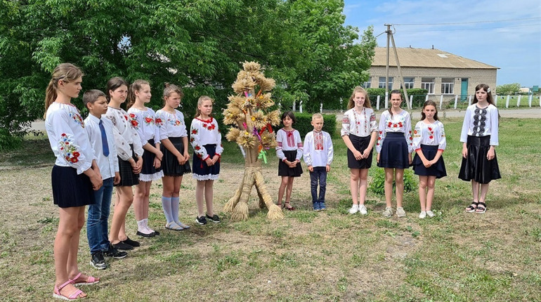 В Чкалово школьники, завершая учебный год, прыгали через кострище и загадывали добрые желания