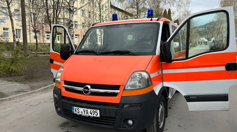 Для Кременецької опорної лікарні волонтери передали автомобіль швидкої допомоги
