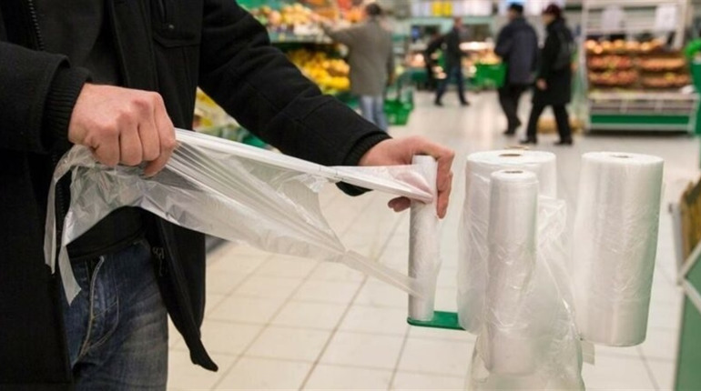 У грудні одноразові пластикові пакети в магазинах стануть платними