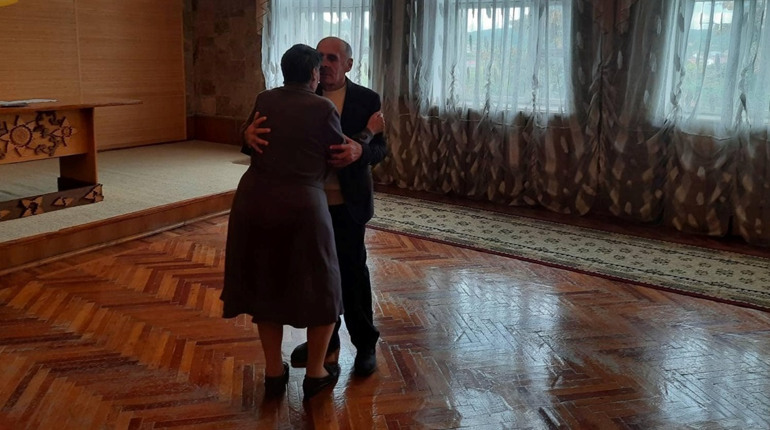 Їх звели складні обставини життя, але сьогодні вони щасливі. Історія літніх людей, які стали сім'єю