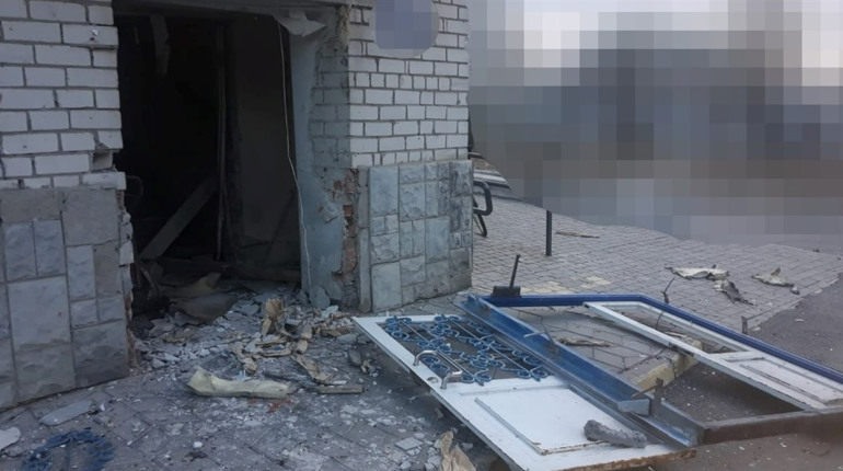 Російські окупанти атакували лікарню та цивільну автівку на Херсонщині: скинули вибухівку з дрона