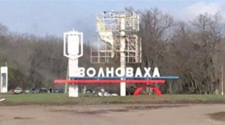 Триколор на стеллі, пошкоджений монастир та заправка для авто: новини з Волновахи 18 квітня