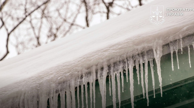 Сніг з даху садочка травмував дитину на Житомирщині – відкрито кримінальне провадження