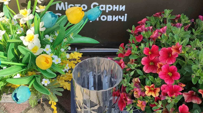 У Сарнах обікрали стелу загиблому військовому