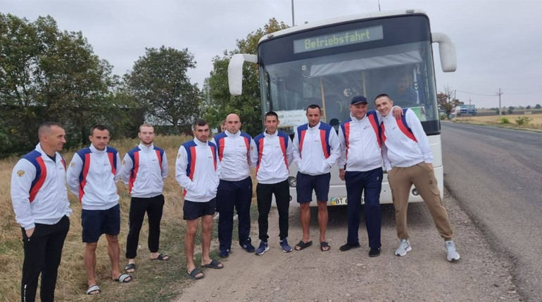 Окупанти «подарували» викрадений у Херсоні автобус своєму ж футбольному клубу