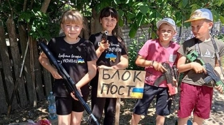 Дитячий блокпост у Лозовій збирає гроші для ЗСУ. Як до цього ставляться місцеві