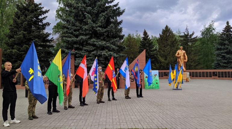 У Сватовому у День пам'яті та примирення відбувся мітинг-реквієм: як це було
