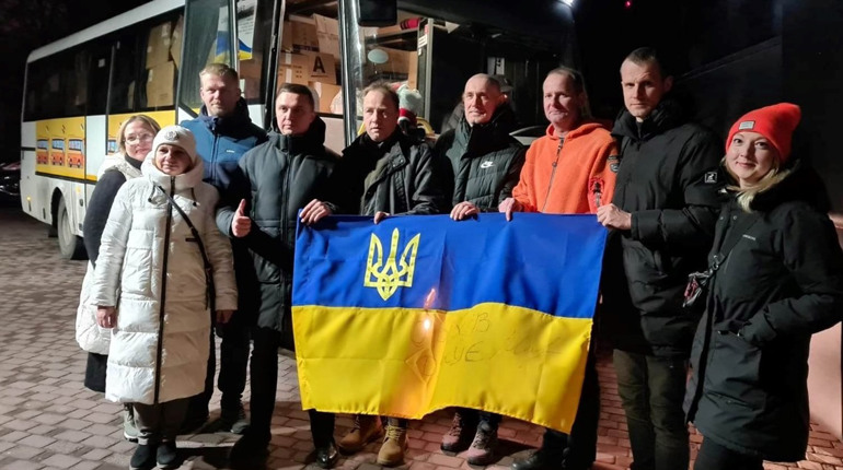 Прибули шість шкільних автобусів, подаровані Латвійською Республікою. Один - прямує до Ніжина