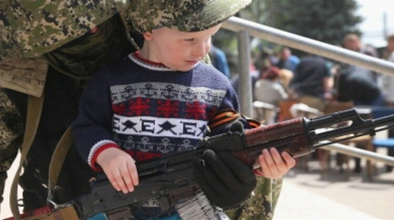 Росіяни залучають дітей з Генічеська до військової діяльності під прикриттям літніх таборів