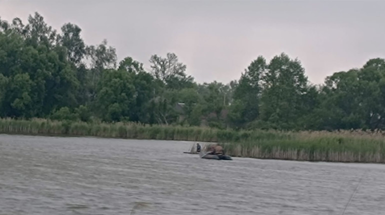 Опинився у пастці посеред ставка: на Сумщині врятували 14-річного хлопця на саморобному плоті
