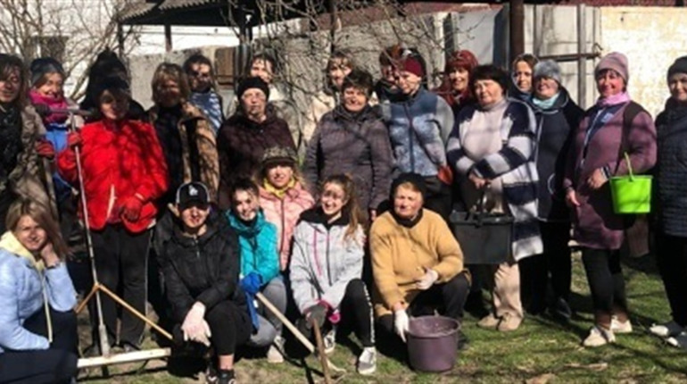 Ходить гарбуз по городу, питається свого роду біля дитсадка «Золота рибка» в Чорткові