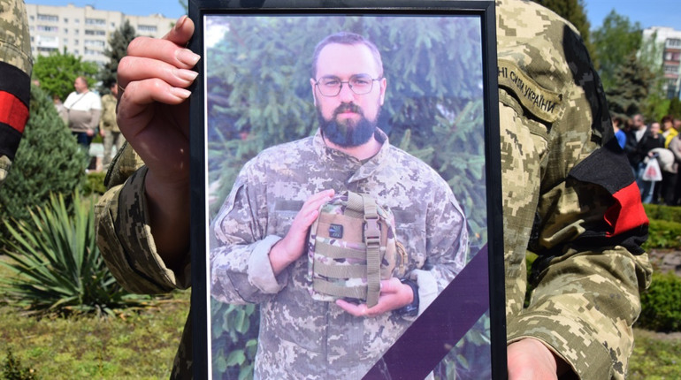 Став небесним янголом: у Нетішині попрощалися з 27-річним Героєм Євгенієм Брижуком