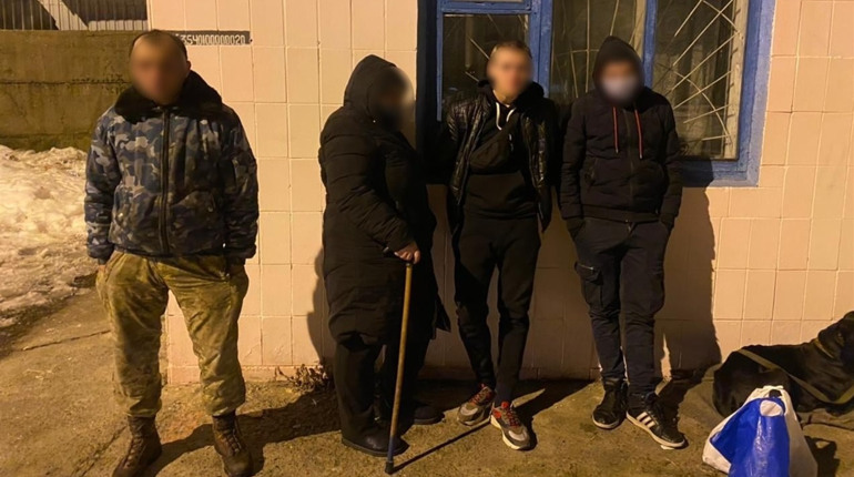 Троє на одного: у Фастові на вокзалі побили та пограбували чоловіка